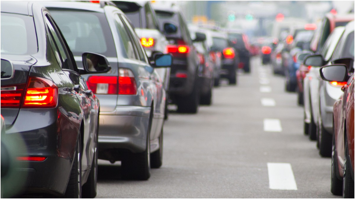 În imagine sunt ilustrate mașini în trafic