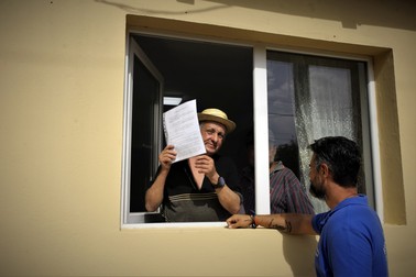 Nea Gheorghe primeşte actele casei de la Marius Simionică