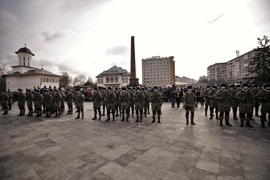 Cei prezenți la ceremonie au purtat măști de protecție