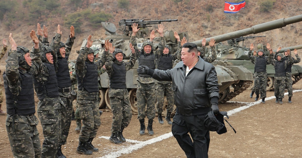 Liderul nord-coreean Kim Jong Un își salută soldații.