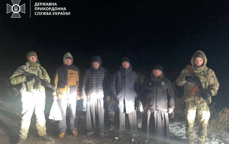 Patru bărbați deghizați în preoți au fost reținuți în Ucraina, după ce au fost plimbați cu barca pe un lac și li s-a spus că au ajuns în Republica Moldova
