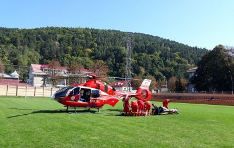 Un bărbat înjunghiat a fost dus cu elicopterul SMURD la spital. Era atât de beat că n-a știut să spună dacă a fost atacat sau a vrut să se sinucidă!