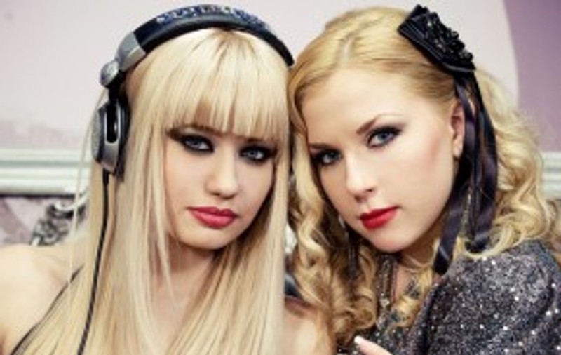 DJ Layla îşi caută dansatoare!