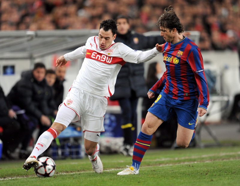 epa02050026 Stuttgart's Timo Gebhart (L) vies for the ball with FC Barcelona's Maxwell (R) during their Champions League round of 16 first leg soccer match in Stuttgart, southern Germany, 23 February 2010. EPA/BERND WEISSBROD