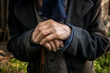 Mâinile îi sunt gata de muncă, picioarele, însă, n-o mai ajută pe Margareta