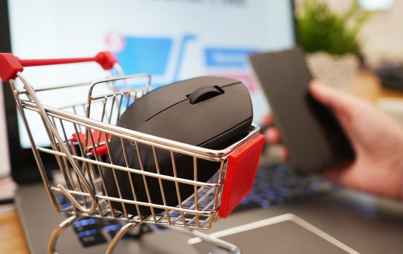 Economia digitală e, de fapt, economia pentru săraci, iar bogăția nu înseamnă să-ți poți cumpăra totul online, ci dimpotrivă