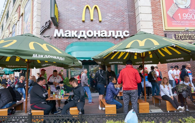 McDonald's pleacă definitiv din Rusia, după 32 de ani. Semnal sumbru pentru economia țării, în plin război cu Ucraina
