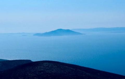 Paradisul din Marea Egee, scos la vânzare! Cât costă insula de 22 de hectare cu plaje spectaculoase și peisaje sălbatice
