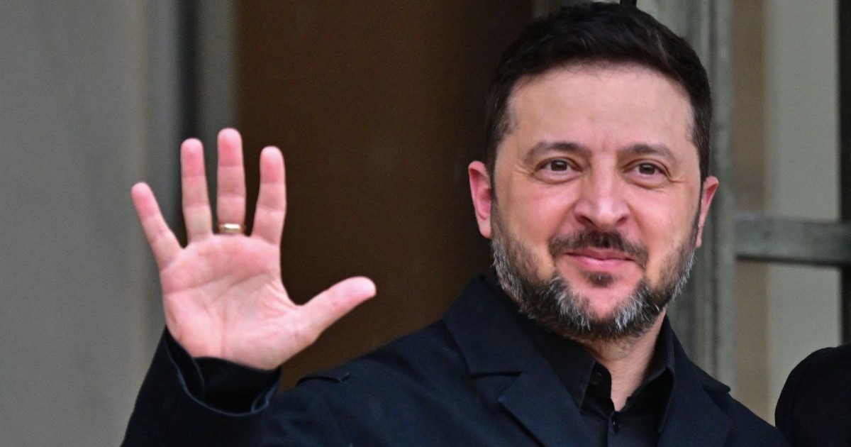 Volodimir Zelenski face cu mâna, înainte de întâlinera cu Emmanuel Macron de la Paris, 13 martie 2026