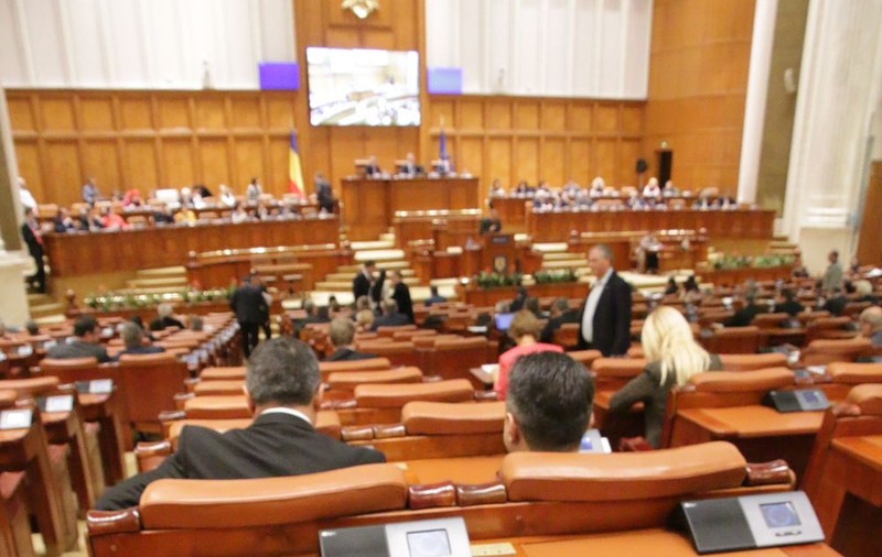 Parlamentarii au întrerupt dezbaterile pe buget dintr-un motiv incredibil: au primit cu colindul