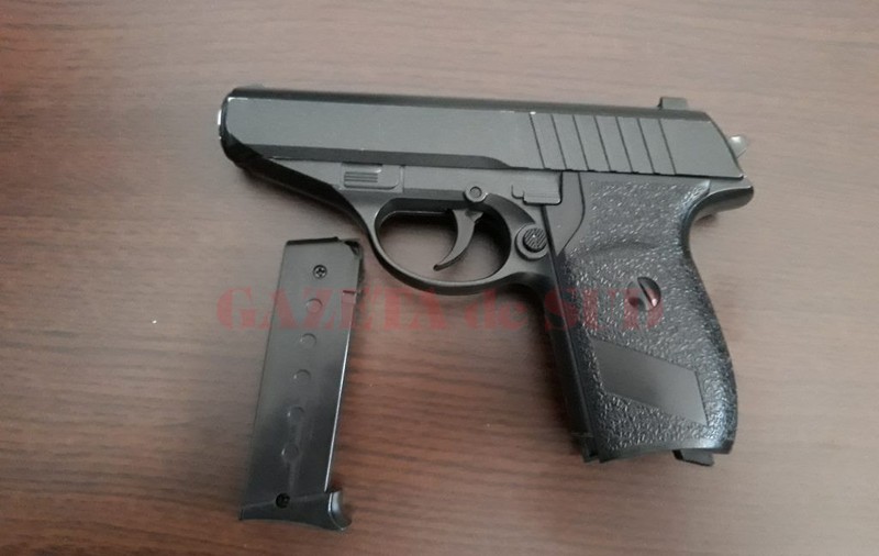 Un elev a tras cu pistolul într-un liceu din Craiova. Panică din cauza unei glume