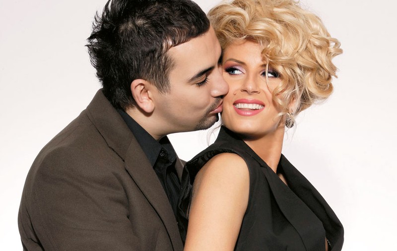 Andreea Bănică vopseşte ouăle, Lucian prepară friptura