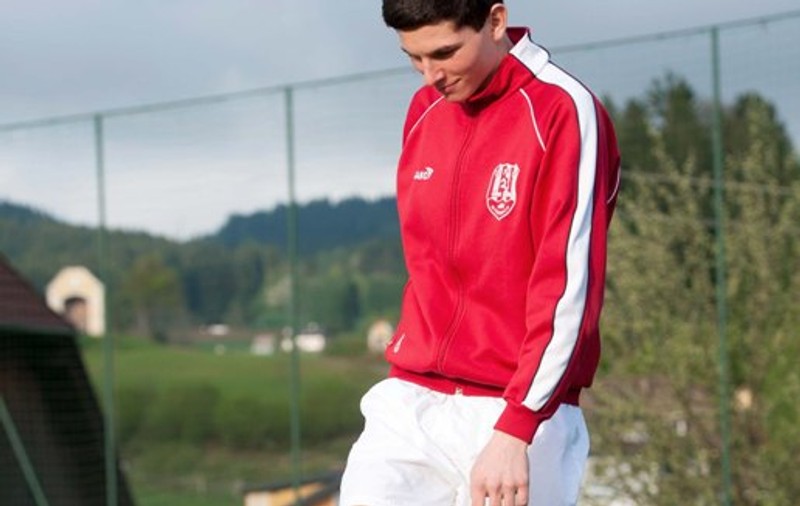 PREMIERĂ ÎN FOTBAL! Un sportiv cu piciorul AMPUTAT va juca CU O PROTEZĂ! FOTO