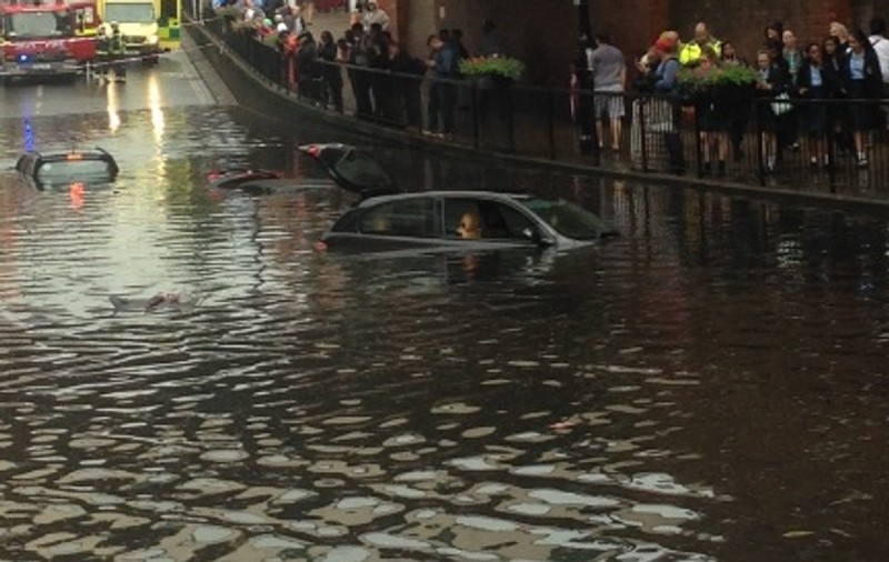 Inundații în Londra, după ce a plouat o oră | FOTO și VIDEO