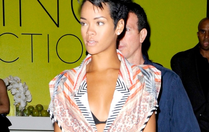 Rihanna e tot disponibilă