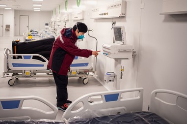 O delegația a medicilor chinezi, în timpul inspecției la noul spital COVID-19 de la Fiera Milano City, Milano, Italia. Foto Profimedia
