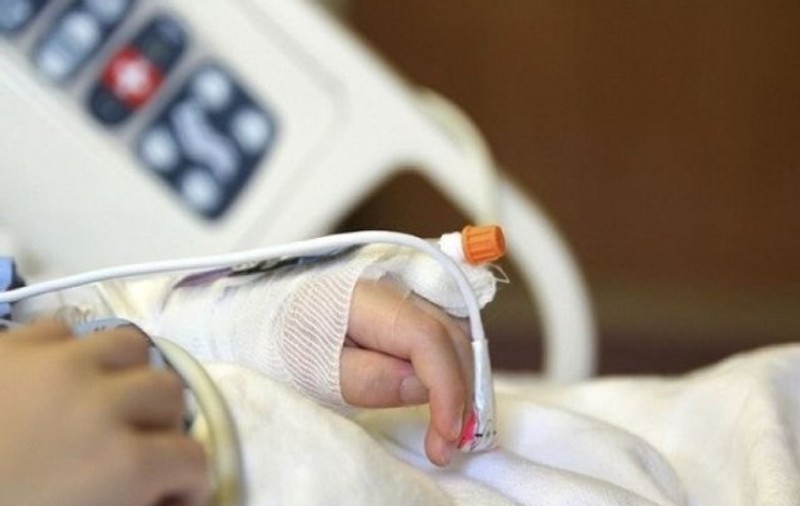 Un copil de doi ani din Iași a căzut într-o groapă cu apă de ploaie. Tatăl l-a salvat, dar băiețelul este în comă profundă