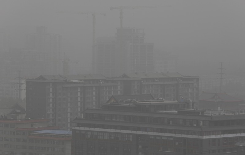 Poluarea a atins din nou cote alarmante în Beijing. Capitala chineză, grav afectată de o furtună de nisip