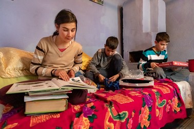 Maria, Andrei şi Cătălin studiază darurile primite