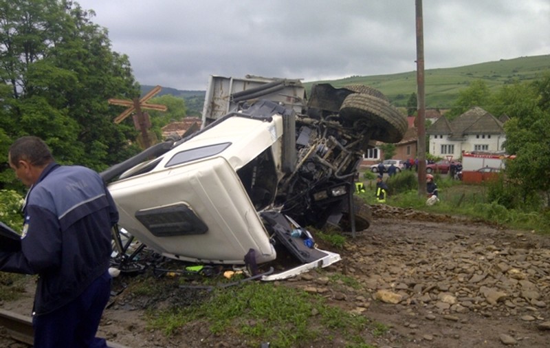 O basculantă a fost spulberată de tren pe calea ferată | Şoferul a fost grav rănit