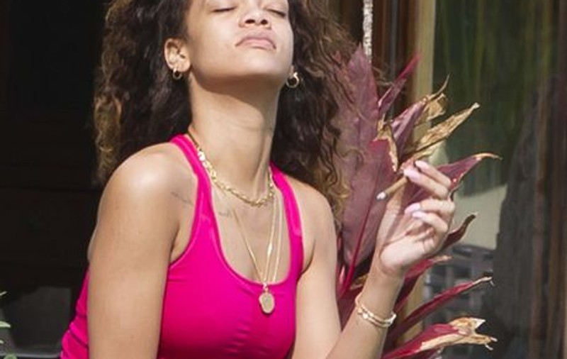 Rihanna a luat-o razna? Îi trimite mesaje lui ”Satan” pe Twitter