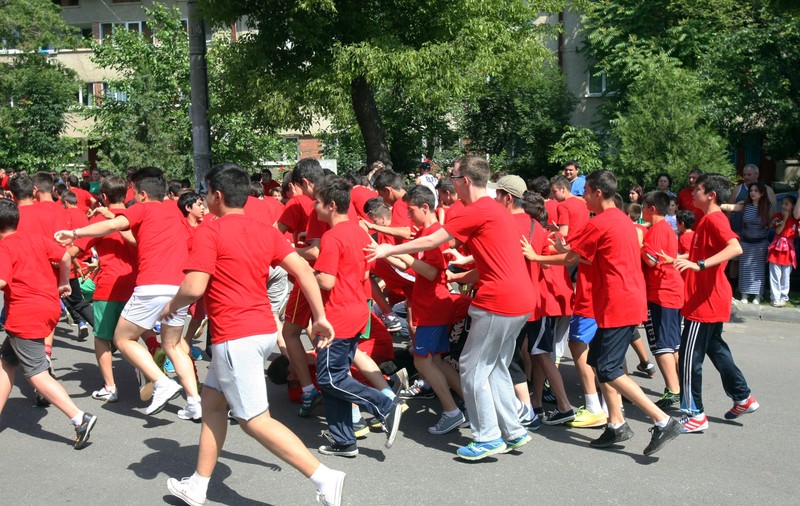 Micuţii care au participat la „Crosul Generaţiilor" au ajuns pe burtă! FOTO
