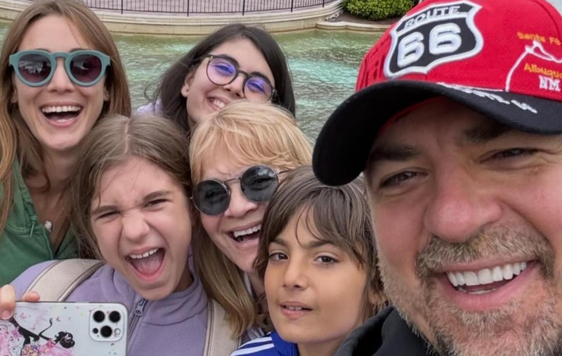 Imagini din vacanța lui Horia Brenciu cu copiii la Disneyland Paris. Toma, băiețelul pe care l-a adoptat, e în centrul atenției