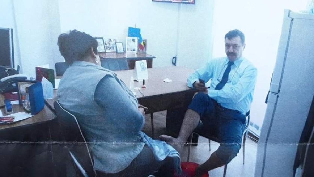 Imaginile cu Marian Rotaru, directorul căruia i se făcea pedichiura, surprinse în urmă cu doi ani. Va fi sesizată Comisia de Disciplină din Primăria Târgu-Jiu