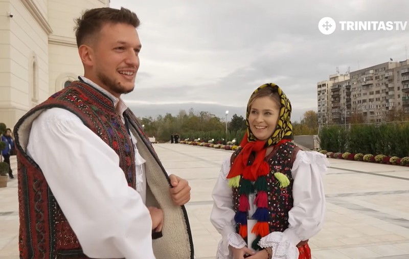 Cerere în căsătorie la Catedrala Națională. Cine sunt Măriuca și David, tinerii în costume populare care s-au logodit după slujbă