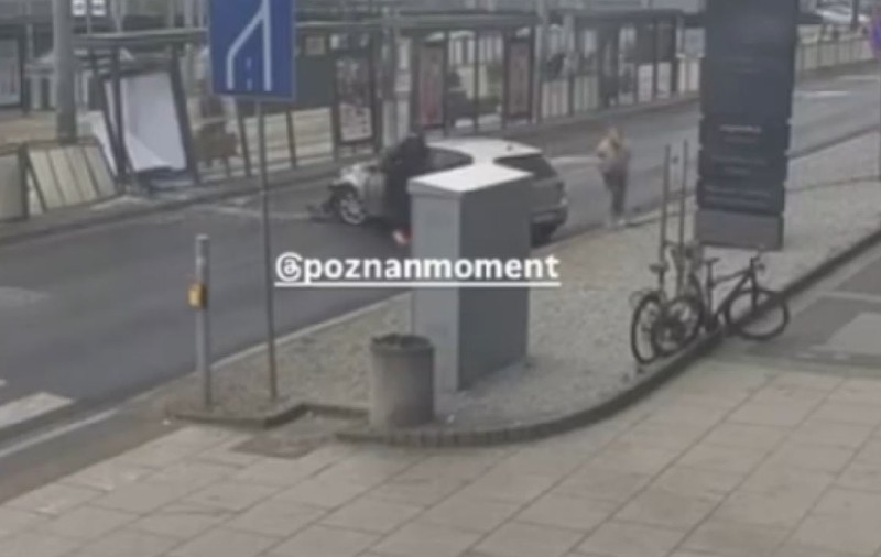 Șoferul fără permis schimbă locul cu pasagera din dreapta, după ce a izbit o stație de autobuz și a rănit o femeie, la Poznan | VIDEO