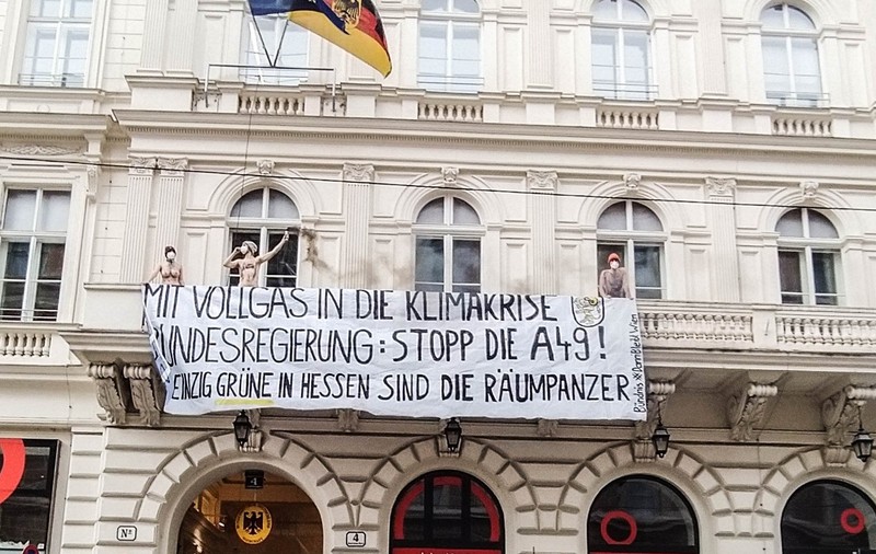 Activiști pentru mediu au pătruns în clădirea Ambasadei Germaniei de la Viena și s-au fotografiat dezbrăcați: „Vrem pădure, nu asfalt”