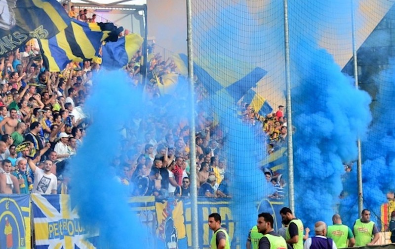 Un lider al galeriei Petrolului susține că dă șpagă ca jandarmii să introducă petarde și fumigene pe stadion: „Nu glumesc, v-o spun în direct”