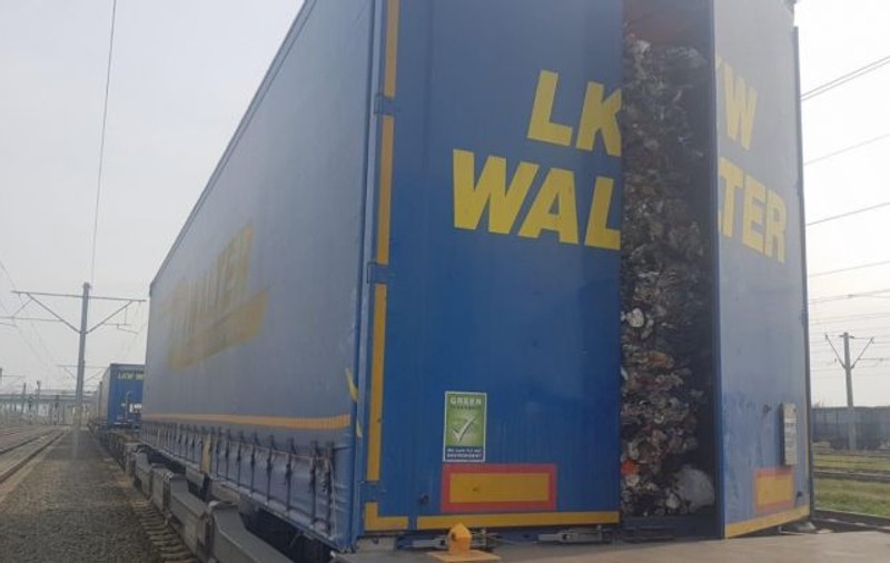 TIR încărcat cu gunoaie din Anglia, oprit în Strehaia. Șoferul s-a ales cu dosar penal