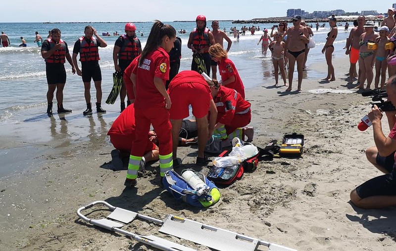 Turist de 22 de ani din Galați, salvat în ultima clipă de la înec la Costinesti. Tânărul a fost resuscitat de medici, dar e în stare gravă