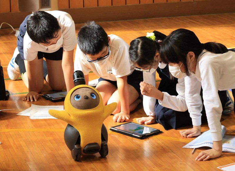 Tokyo, Japonia - Copiii de clasa a șasea ai școlii primare Ouji-daini învață programarea pentru a opera un robot de comunicare LOVOT | Foto: Profimedia