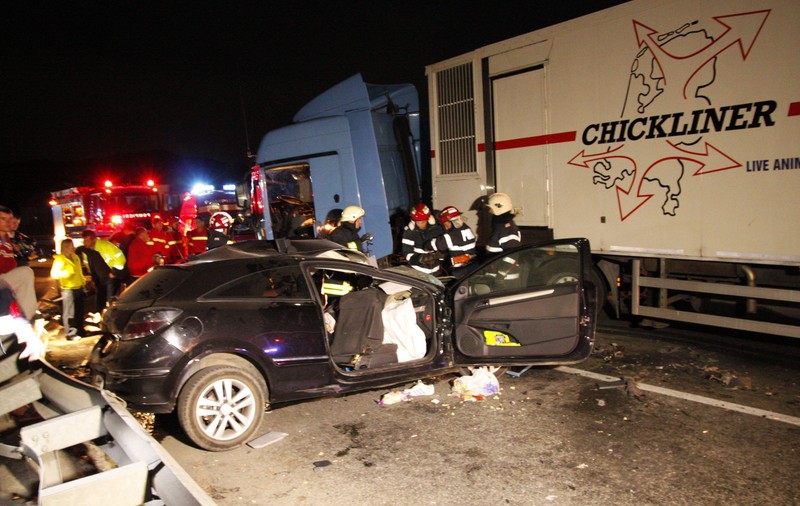 Accident cumplit în Bistriţa-Năsăud: Un tânăr a murit, iar soţia gravidă şi fiica lui de doi ani sunt în stare gravă 