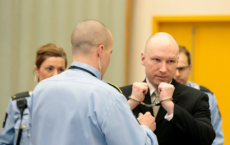 Scandalos! Criminalul Breivik se plânge de mâncarea încălzită la microunde: "Este mai rea decât tortura prin simularea înecului"