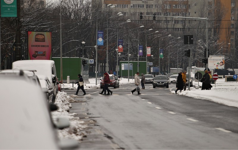 Vreme geroasă în aproape toată țara, până joi dimineață. Cod galben de vânt în opt județe