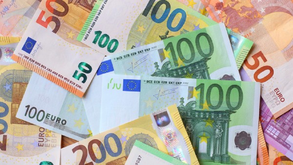 Fundal cu bancnote euro. Textura bancnotelor europene, cu bancnote de 50, 100 și 200 de euro.