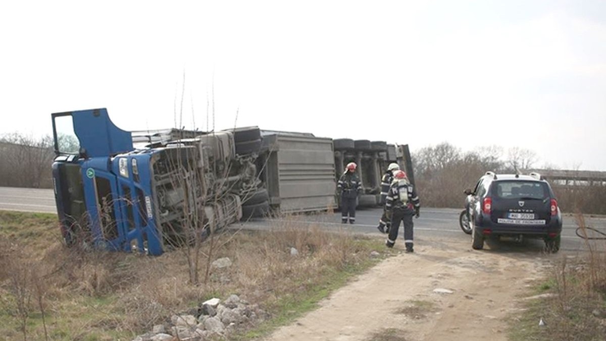 Tir răsturnat