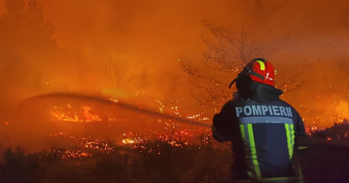 Un pompier român în timp ce se luptă să stingă un incendiu din Grecia