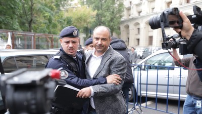 Silvestru Șoșoacă, la un pas să fie linșat de simpatizanții fostei soții. Foto Dumitru Angelescu