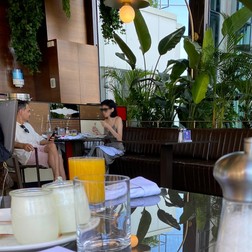 Răzvan Simion și tânăra cu care a fost în vacanță