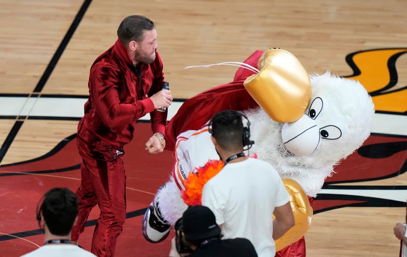 Conor McGregor a făcut KO mascota lui Miami Heat, într-o pauză a meciului al patrulea din finala NBA