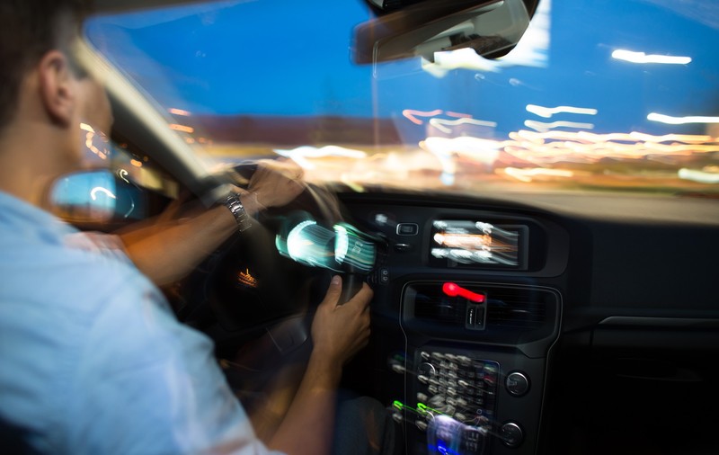 Un bărbat din Cernavodă a încercat să îşi ucidă fosta parteneră și a lovit-o cu mașina după ce a accelerat. El o ameninţase cu moartea de mai multe luni