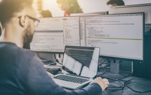 Ce salarii câștigă în 2026 cei care fac site-uri în România?