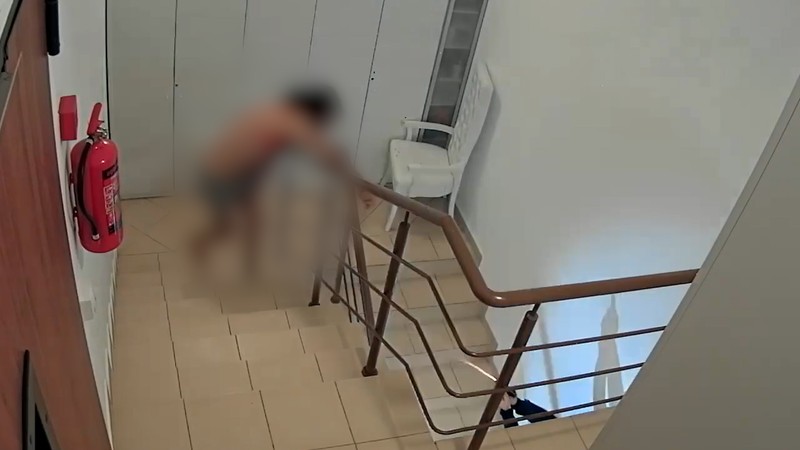 Momentul în care agentul Vlăduț Tudorache îl împușcă pe Alexandru Găzdac, pe casa scării, la etajul 14. În urmă cu câteva secunde, Alexandru fusese deja împușcat în ambele coapse