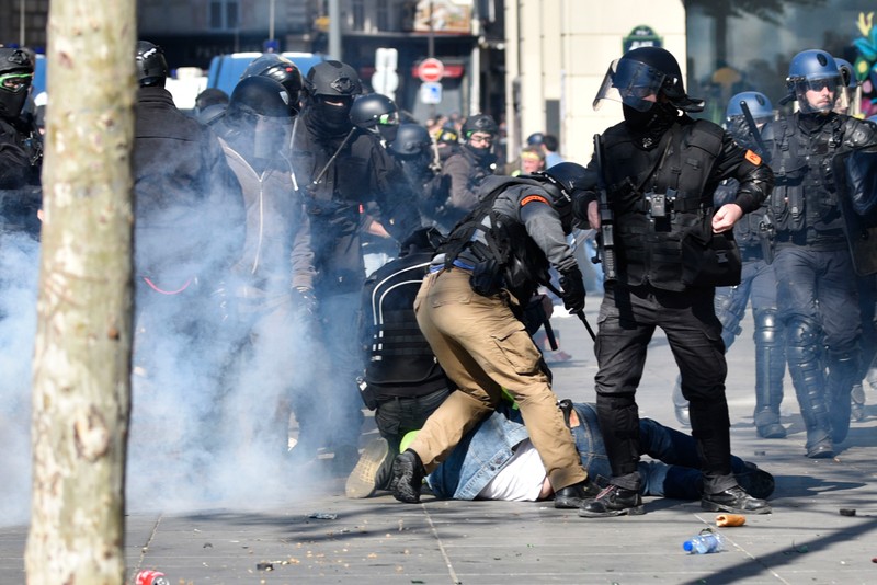 Noi proteste la Paris. "Vestele galbene" au provocat incendii
