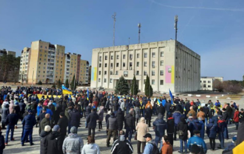 Soldați ruși au tras în aer și au aruncat grenade paralizante spre oamenii protestau, la Slavutîci. Cel puțin o persoană a fost rănită