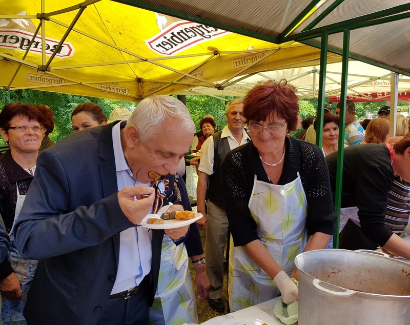 Petre Daea a înfulecat sarmale direct din oală, la ziua unei comune din Vaslui: "Imi era foame cu adevărat. Nu am mâncat de ieri"